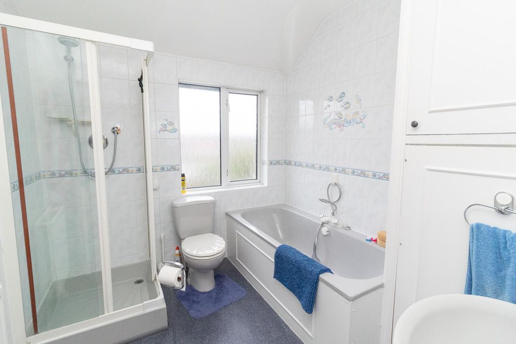 Property photo 2 of 12 14 Hillside Gardens Bathroom.Jpg