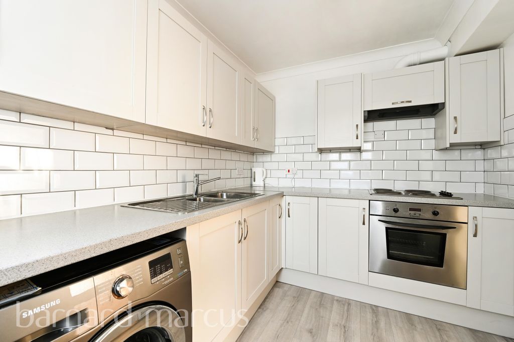 Property photo 2 of 7 Kitchen