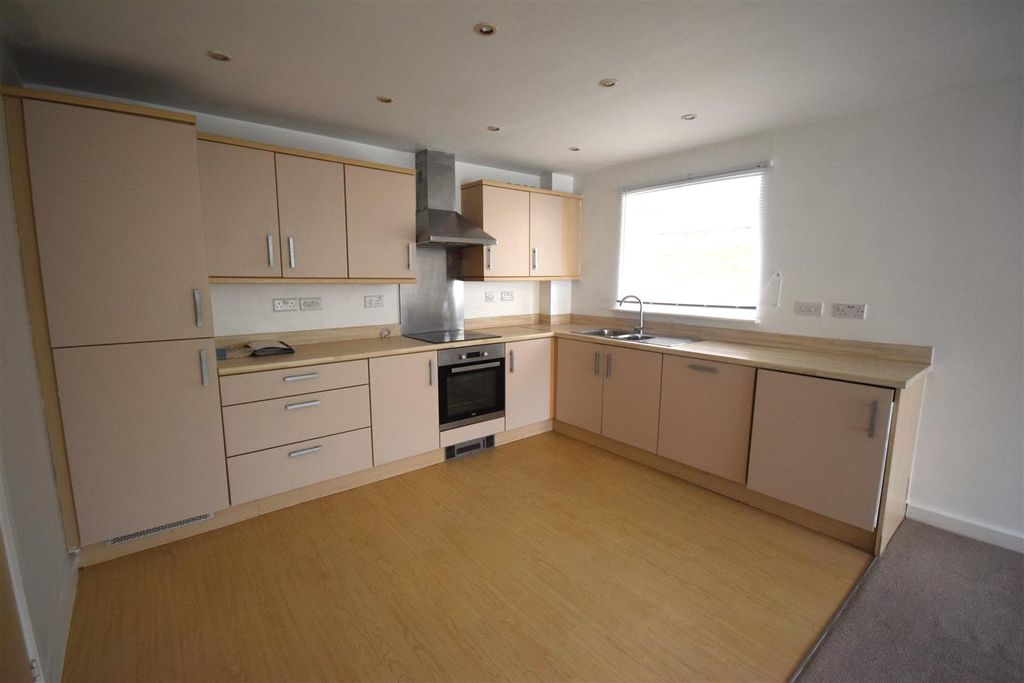 Property photo 2 of 8 Living Room/Kitchen