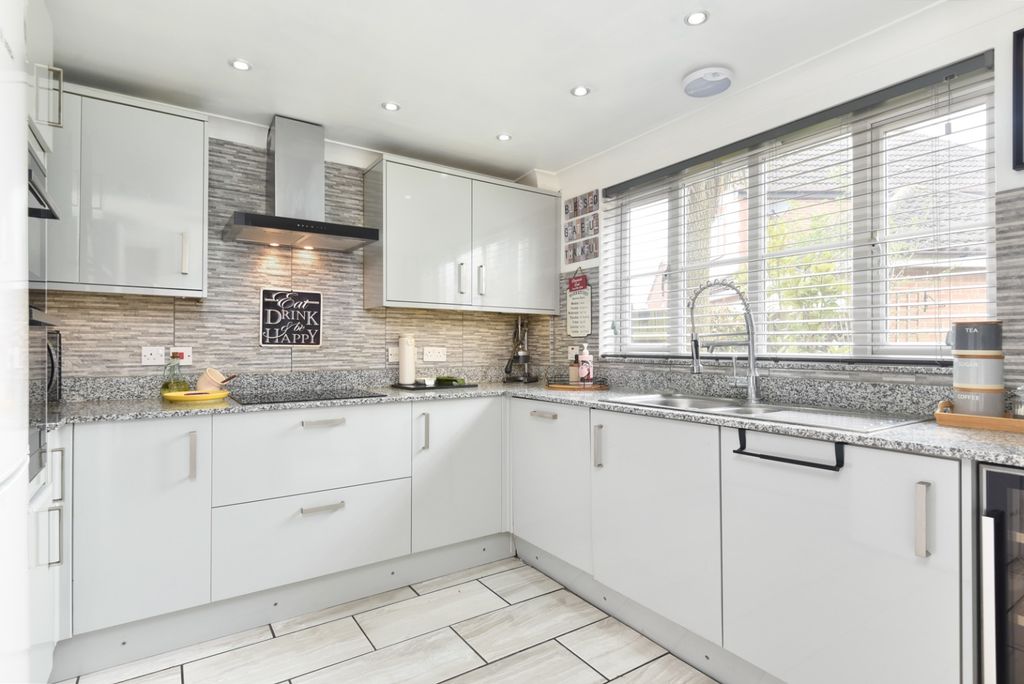 Property photo 2 of 20 3933815