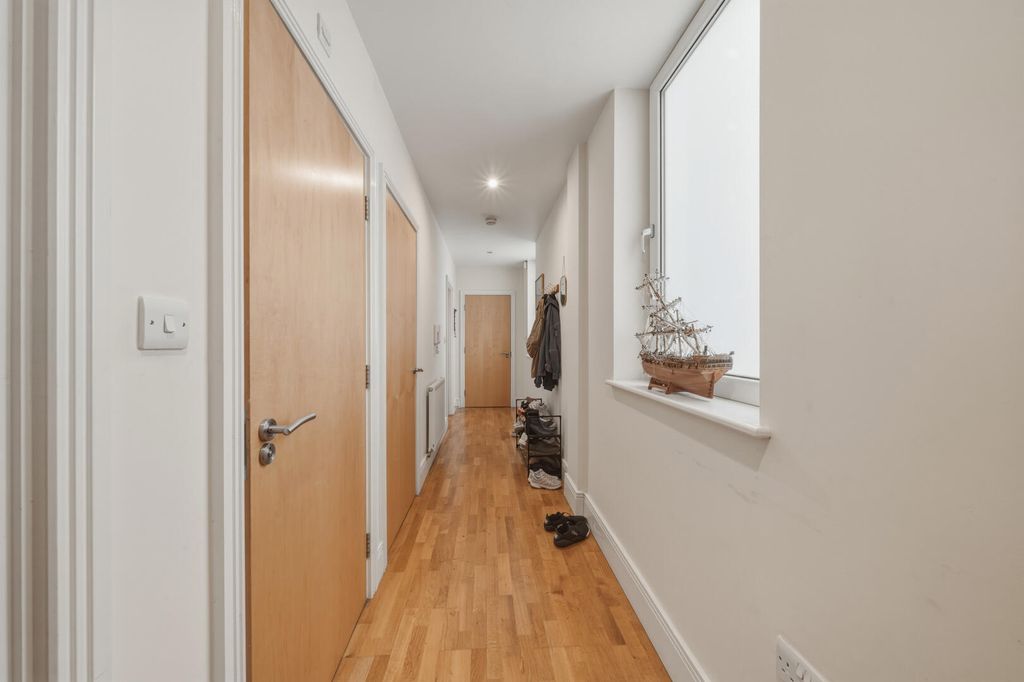 Property photo 3 of 18 Hallway