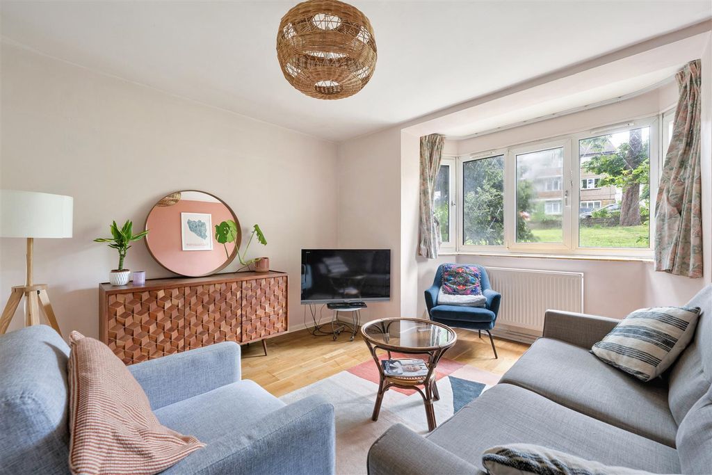 Property photo 2 of 21 The Drive, E17