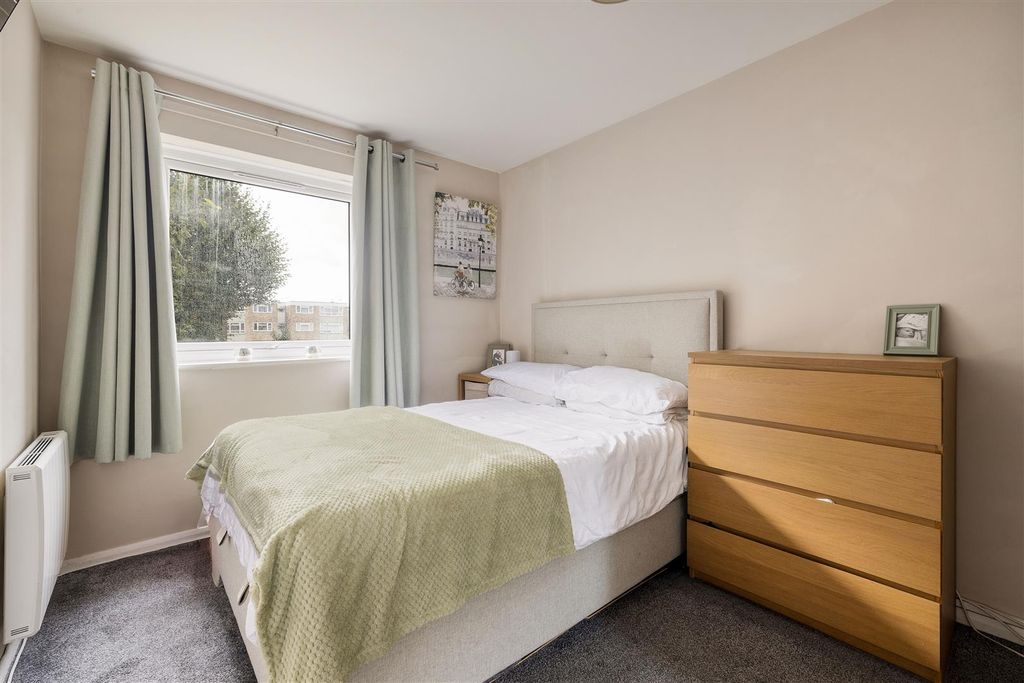 Property photo 3 of 25 Gordon Road, E18