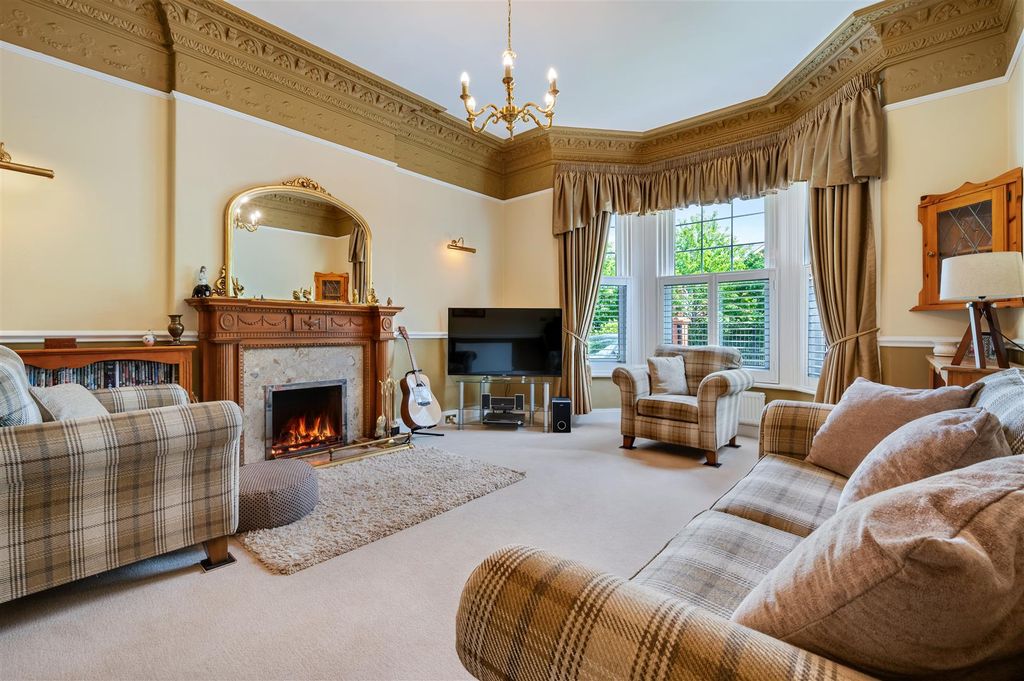 Property photo 2 of 33 Front Lounge