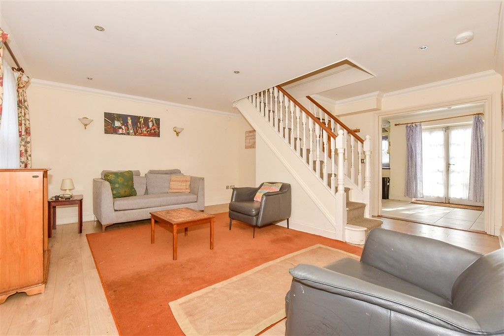 Property photo 2 of 9 Lounge