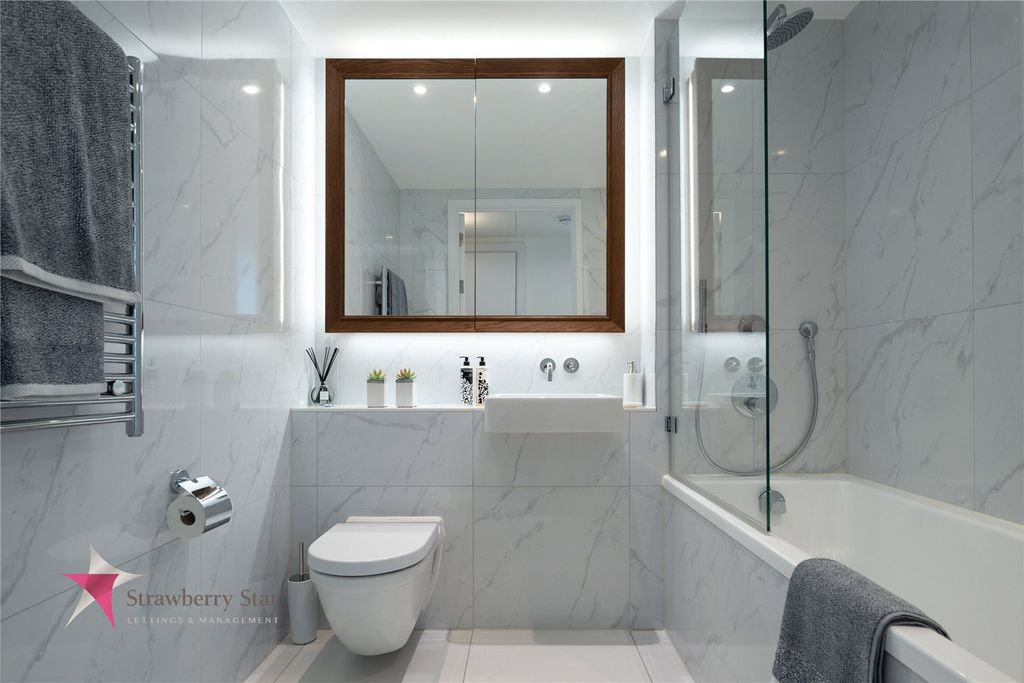 Property photo 3 of 9 Bathroom