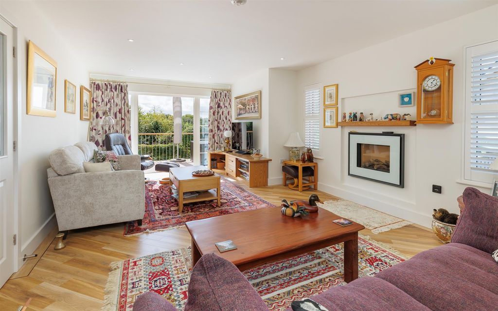 Property photo 2 of 39