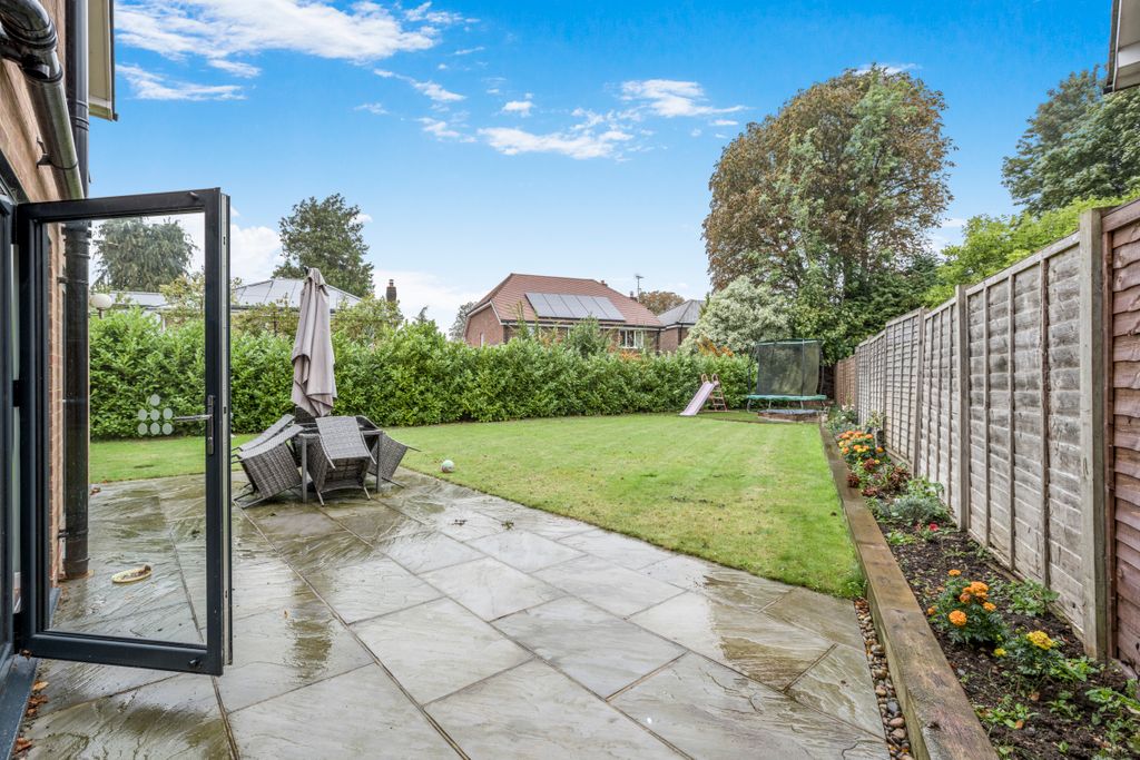 Property photo 3 of 9 Garden