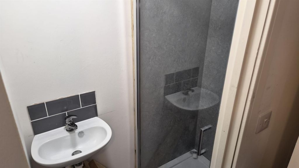Property photo 3 of 11 Bathroom 2 - 47 Rutland Road.Jpeg
