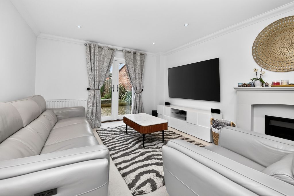 Property photo 2 of 18 Living Room