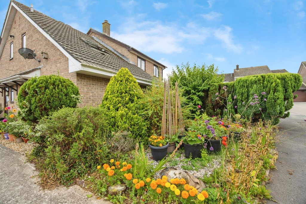 Property photo 3 of 15 Front Garden