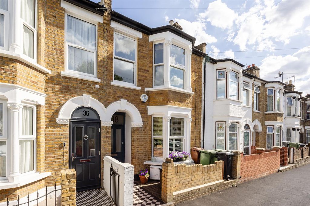 Property photo 1 of 34 The Crescent, E17