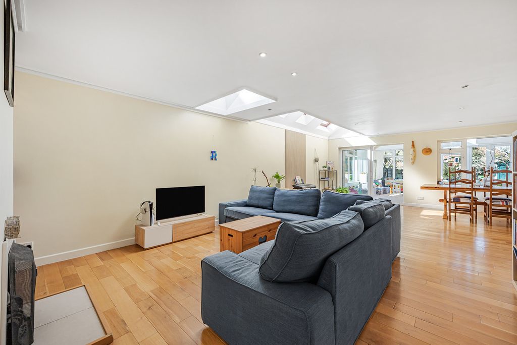 Property photo 2 of 32