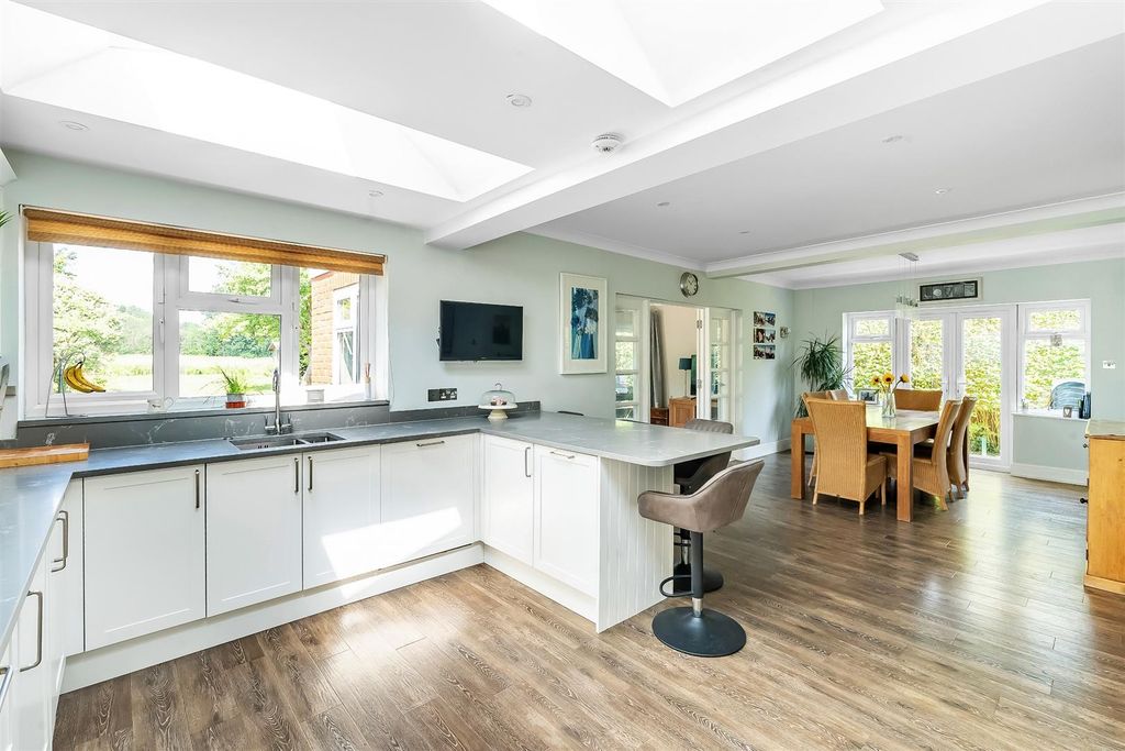 Property photo 2 of 19 .Little-Bookham-Street-25.Jpg