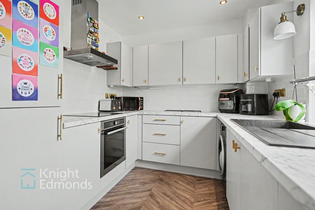 Property photo 2 of 18 Kitchen