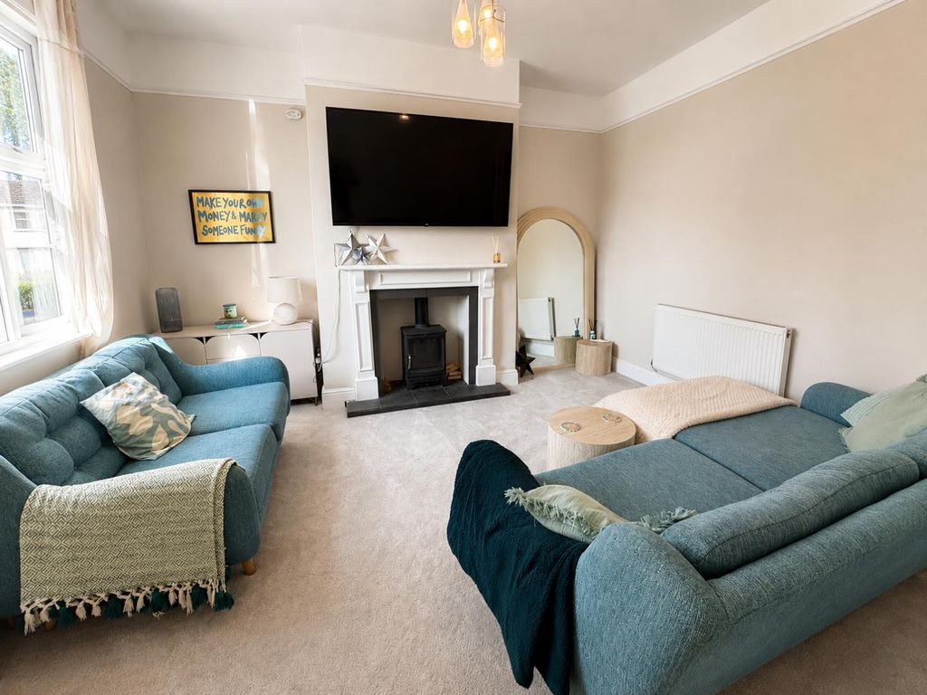Property photo 1 of 11 Lounge
