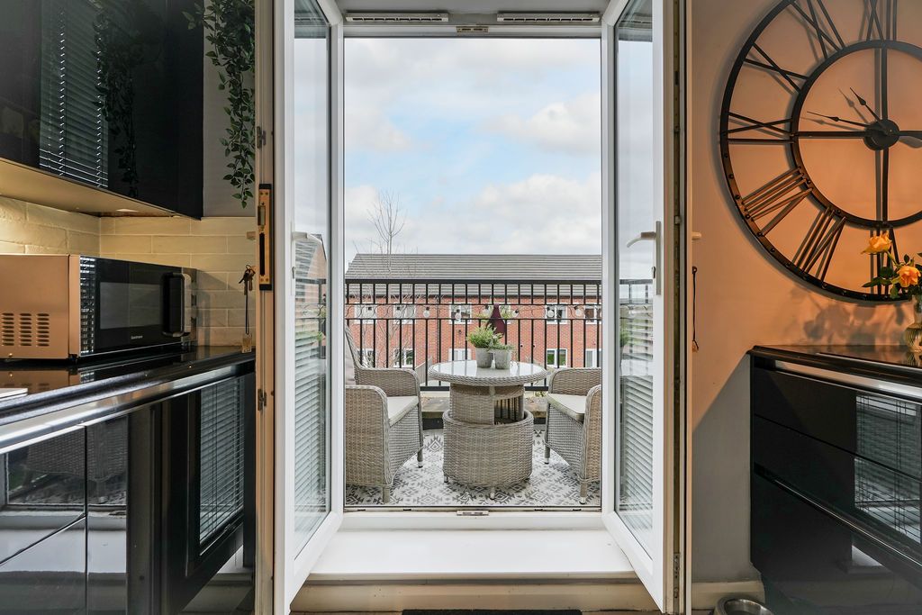 Property photo 3 of 34 Balcony