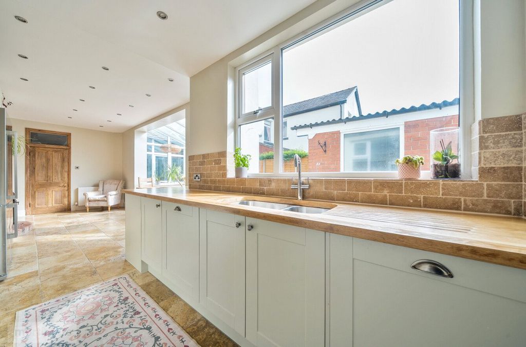 Property photo 3 of 24 Kichen