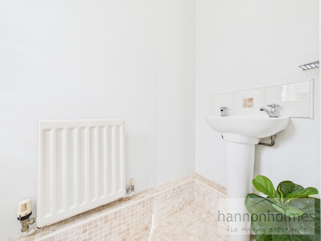 Property photo 3 of 27 Cam05283G0-Pr0030-Still002