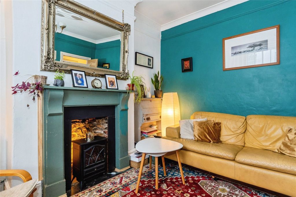 Property photo 3 of 18 Living Room