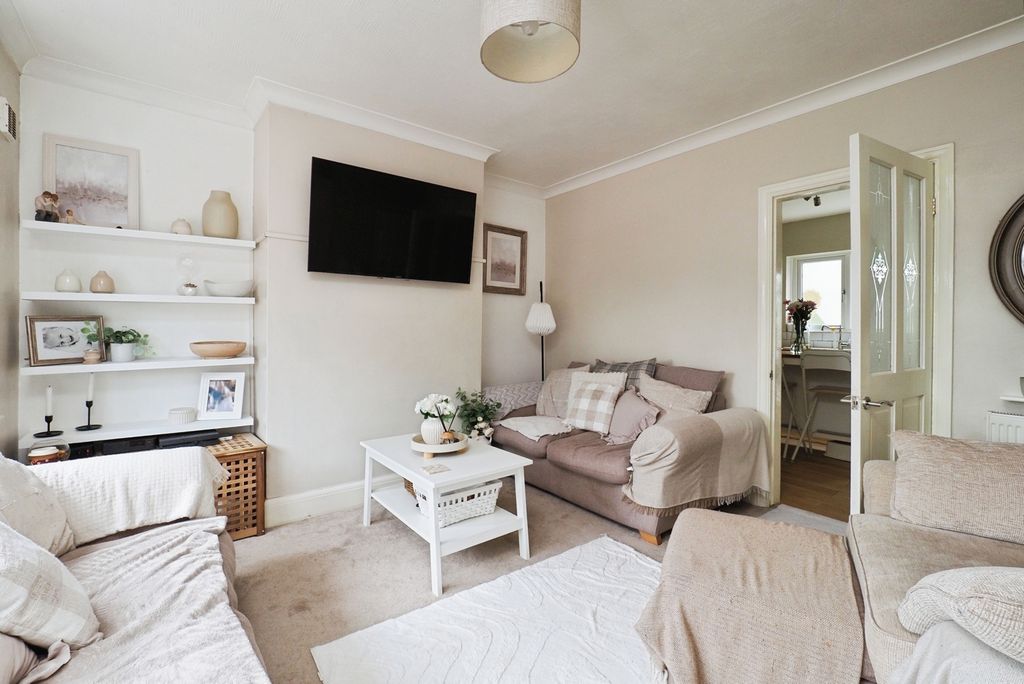 Property photo 2 of 17 Lounge