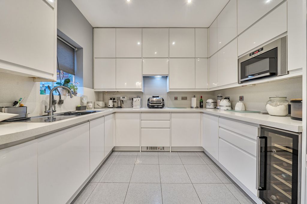 Property photo 3 of 23 1408744-23-698A10...