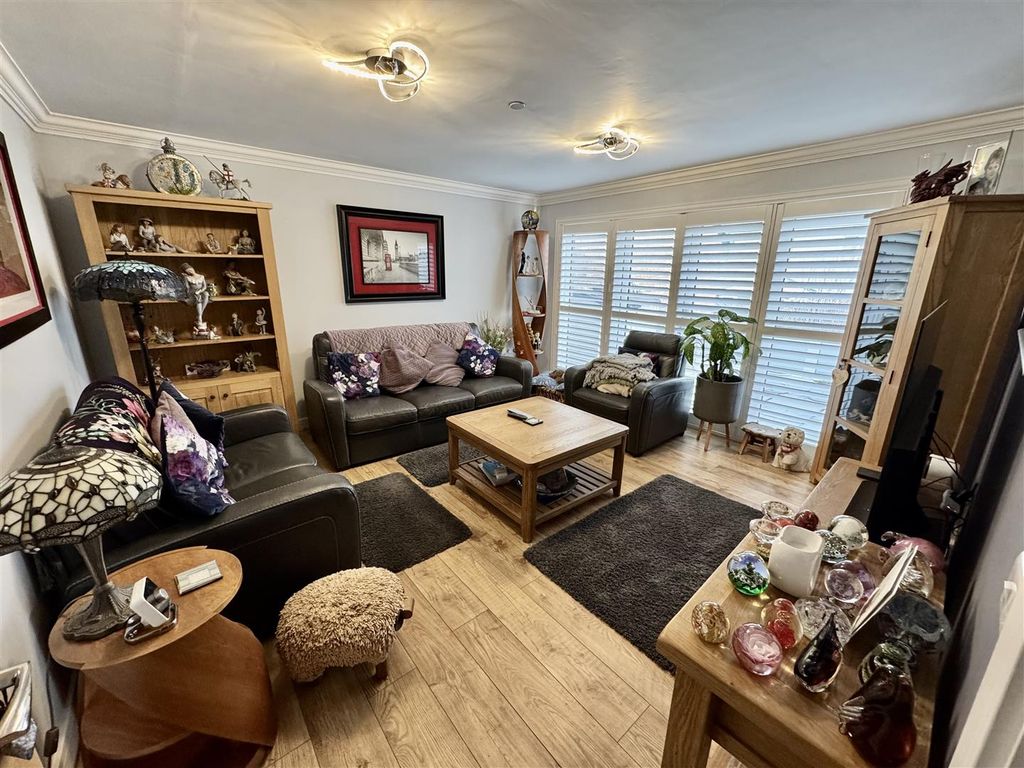 Property photo 2 of 15 Lounge