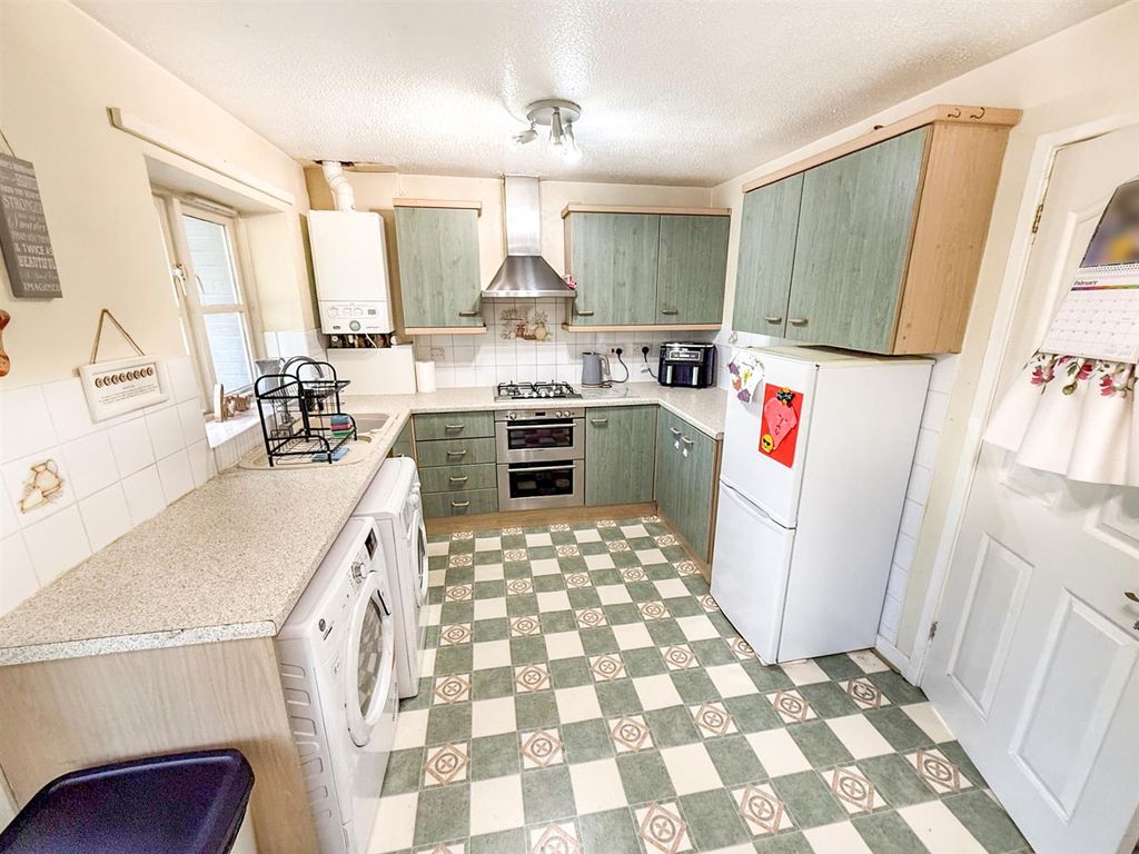 Property photo 3 of 10 Kitchen/ Dining Room