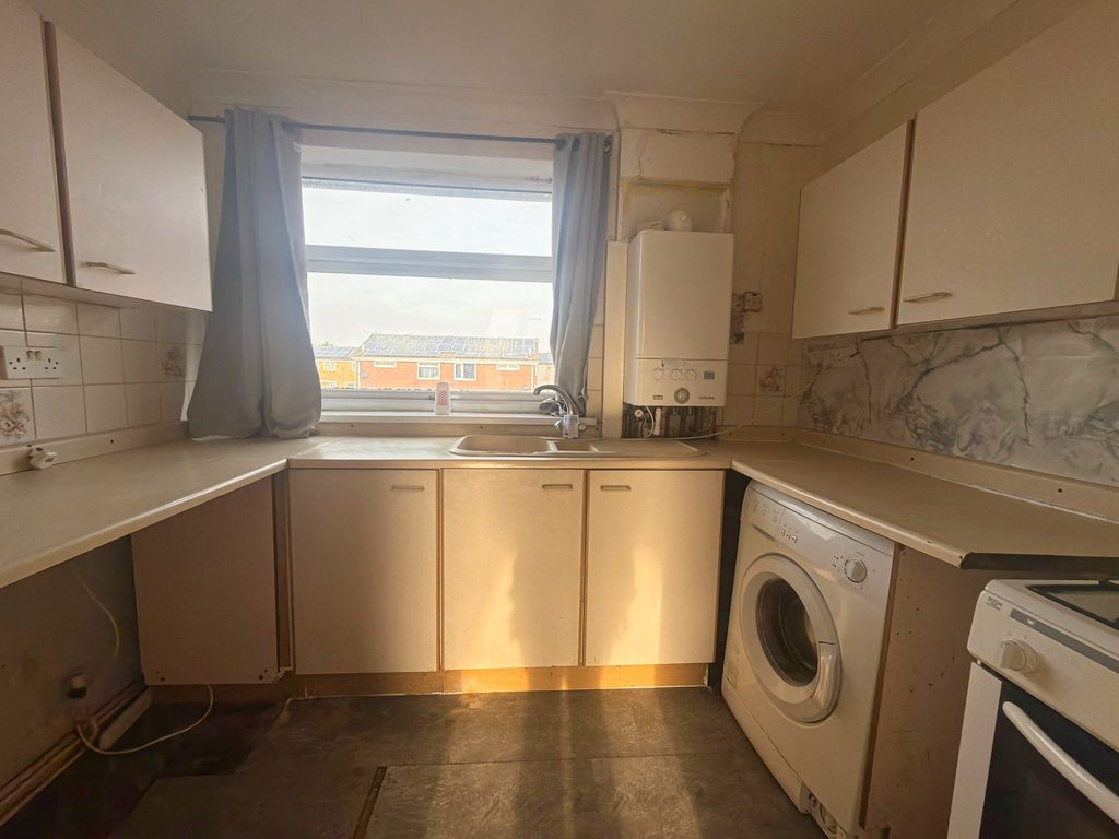 Property photo 3 of 6 Kitchen