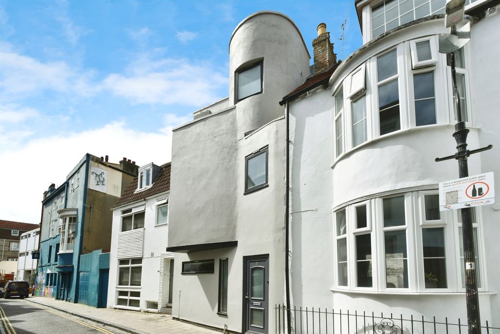 Property photo 1 of 18