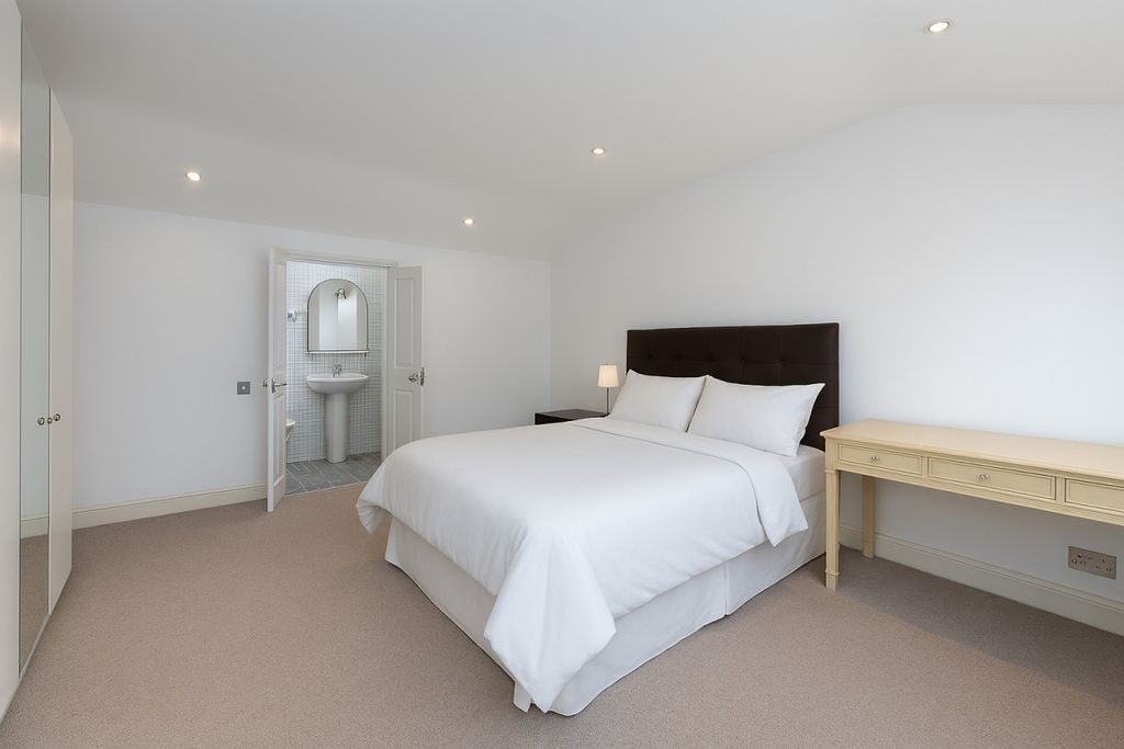 Property photo 3 of 14 Bed With En Suite