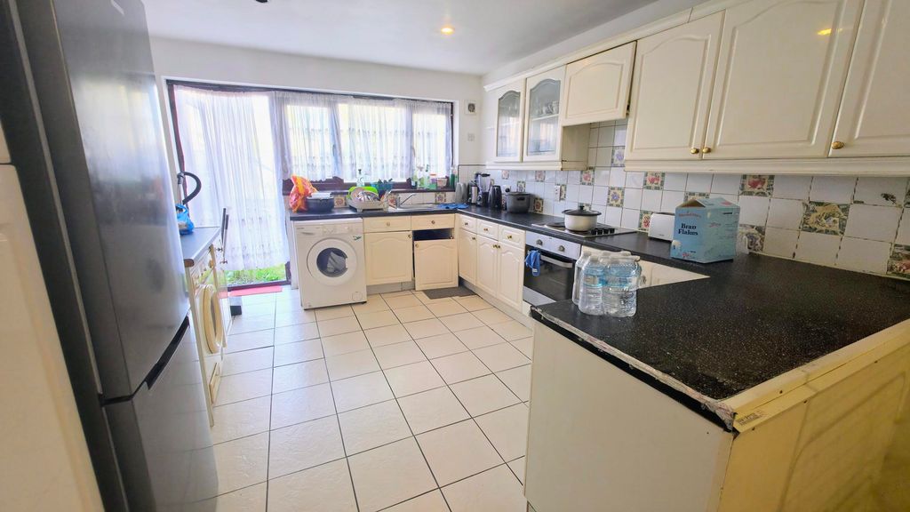 Property photo 3 of 11 Kitchen