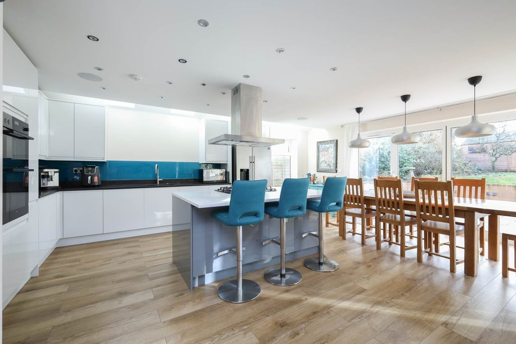 Property photo 1 of 30