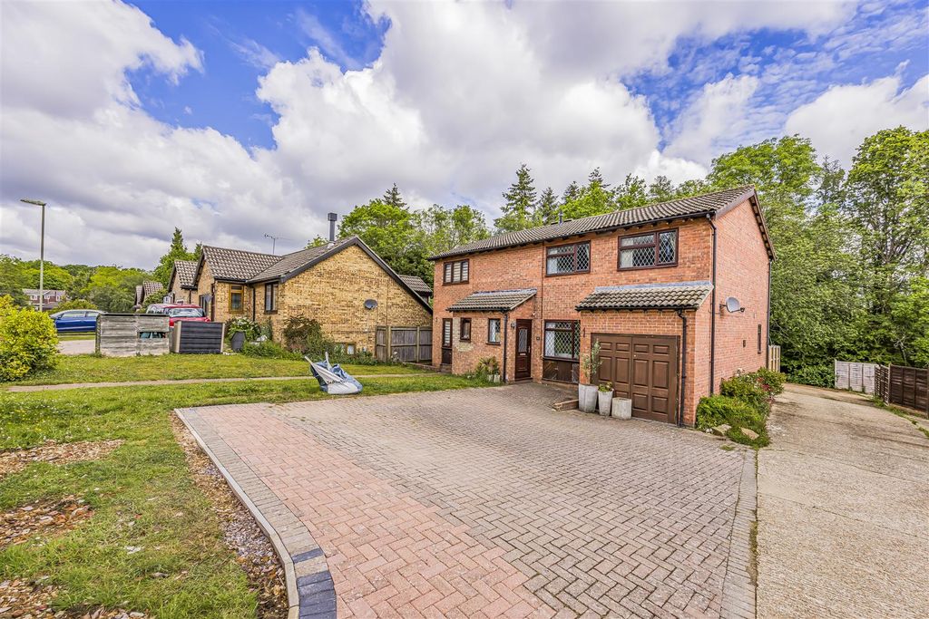 Property photo 1 of 21 19 Covert Grove, Waterlooville-Porticomarketing-So