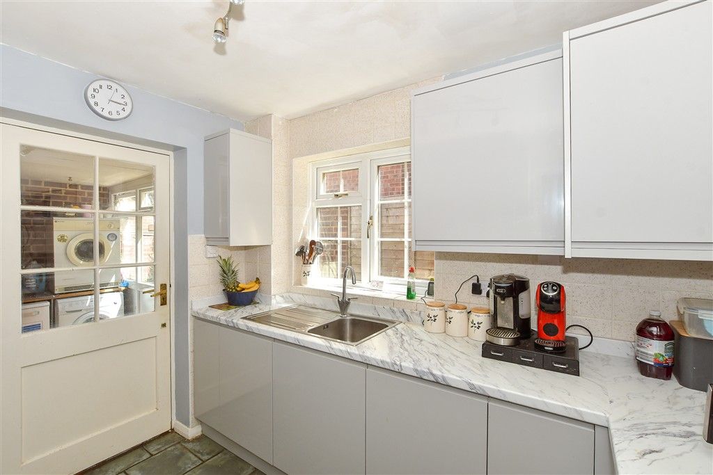 Property photo 2 of 11 Kitchen