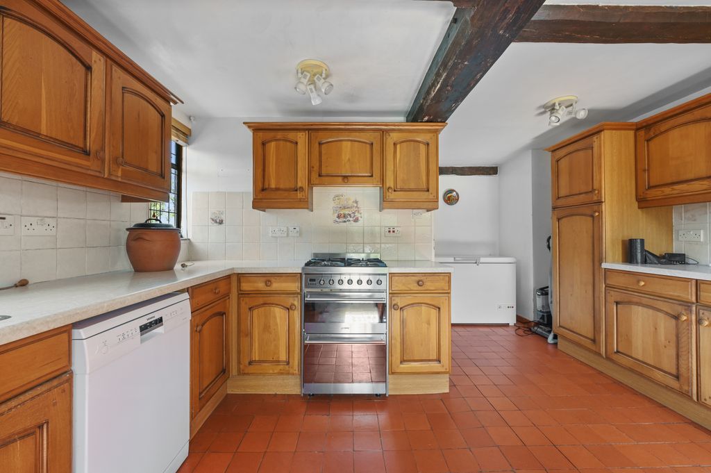 Property photo 3 of 50 Peartrees Kitchen (4)