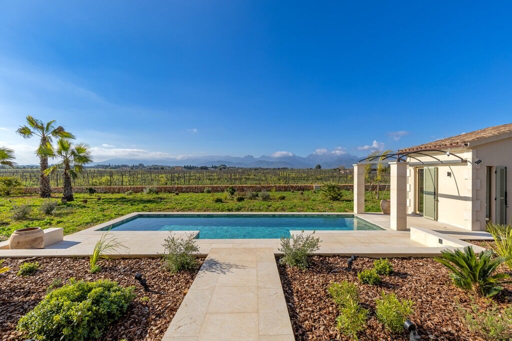 Property photo 2 of 20 Swimming Pool (1)