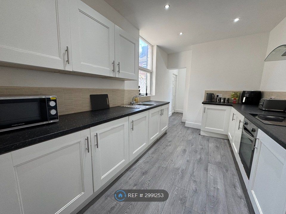 Property photo 3 of 12 Kitchen