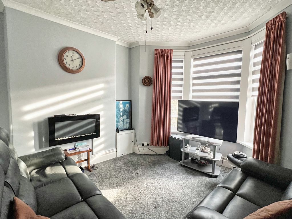 Property photo 2 of 19 Lounge