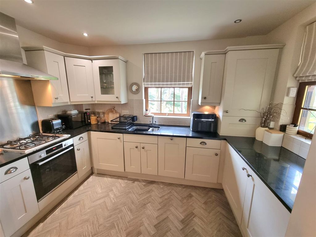 2 bed flat for saleThe Beeches, Launceston PL15 photo 4