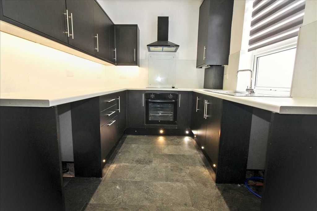 Property photo 3 of 10 Kitchen