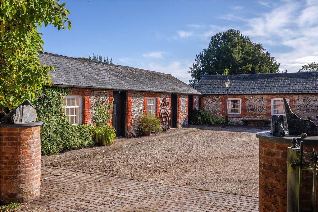 Property photo 2 of 21 Courtyard