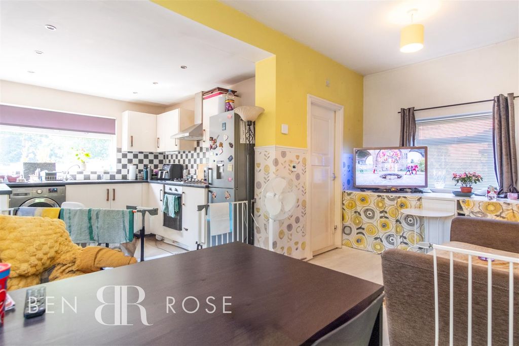 Property photo 3 of 16 Kitchen/Dining Room