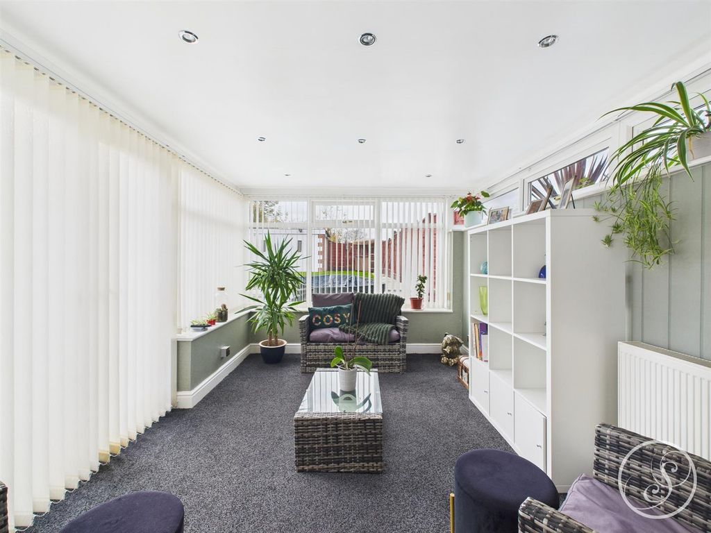 Property photo 3 of 18 Conservatory