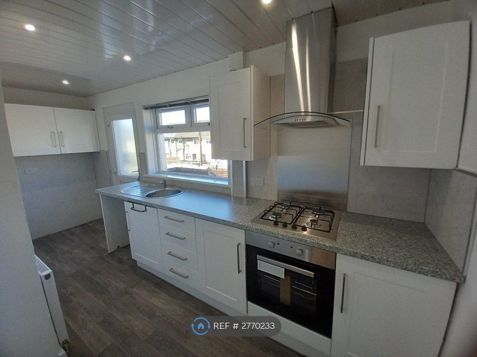 Property photo 3 of 11 Kitchen