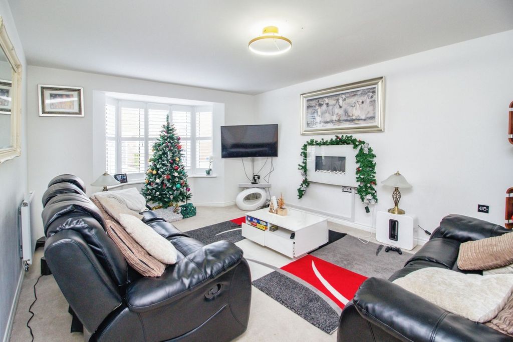 Property photo 3 of 28