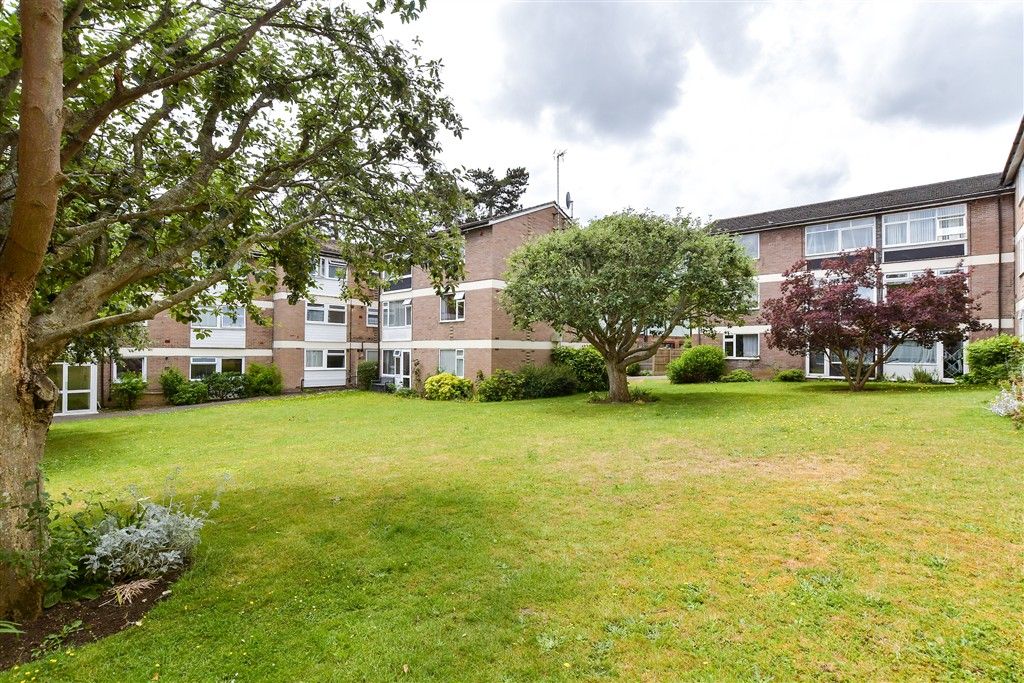 Property photo 3 of 13 Communal Gardens