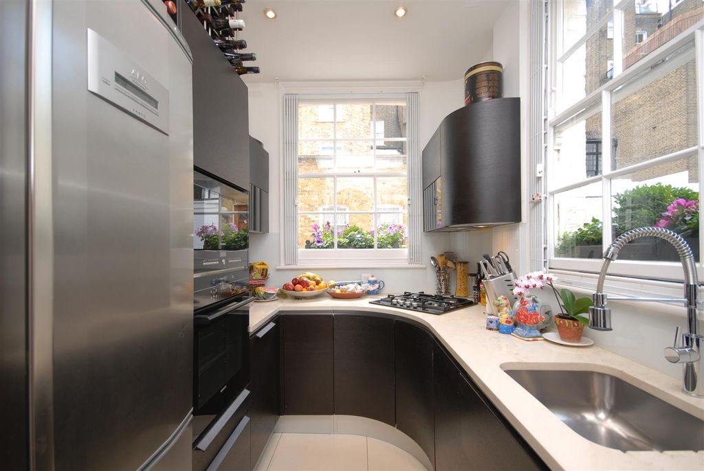 Property photo 3 of 8 50 Queen's Gate Mews Kit Hi-Res.Jpg
