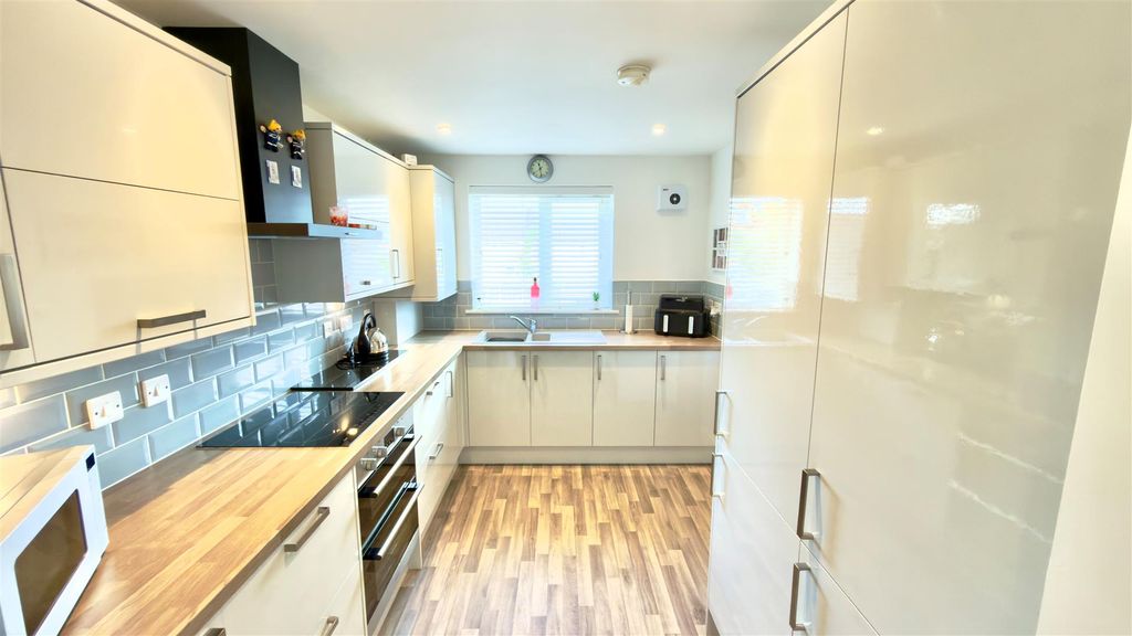 Property photo 3 of 18 Kitchen 2.Jpg