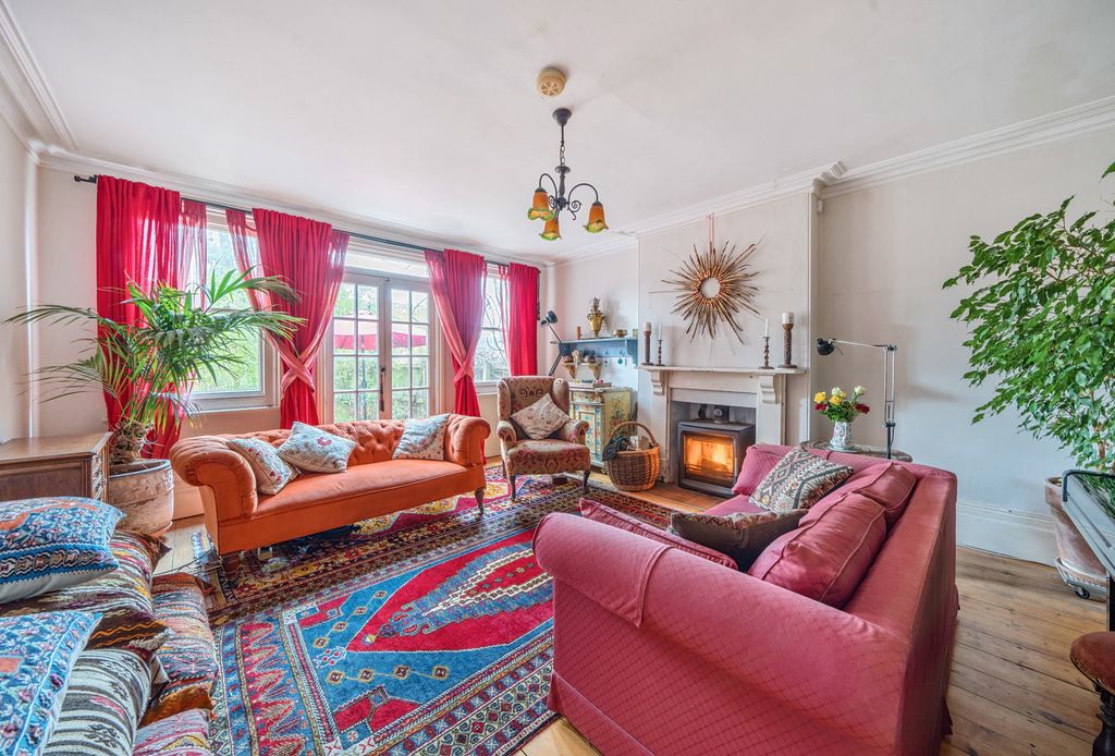 Property photo 3 of 31 Lounge